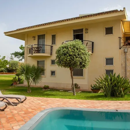 Дом отдыха Libeccio With Shared Swimming Pool, At 200 Meters From The Beach, Solarium And Private Parking