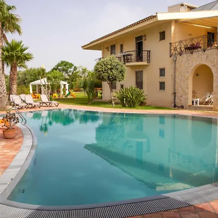 Libeccio With Shared Swimming Pool, At 200 Meters From The Beach, Solarium And Private Parking Avola