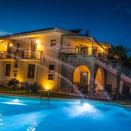 Libeccio With Shared Swimming Pool, At 200 Meters From The Beach, Solarium And Private Parking