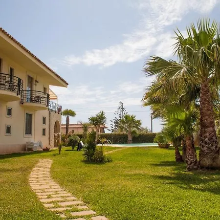 Libeccio With Shared Swimming Pool, At 200 Meters From The Beach, Solarium And Private Parking Vakantiehuis