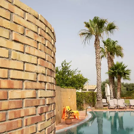 Libeccio With Shared Swimming Pool, At 200 Meters From The Beach, Solarium And Private Parking Avola
