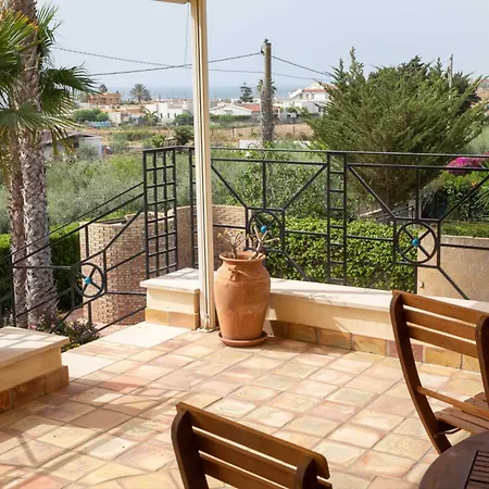Libeccio With Shared Swimming Pool, At 200 Meters From The Beach, Solarium And Private Parking Vakantiehuis