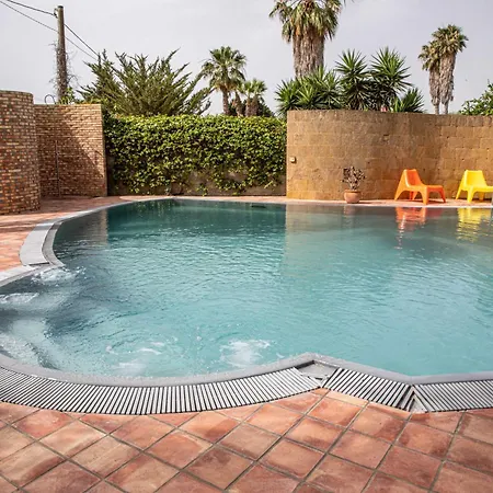 Libeccio With Shared Swimming Pool, At 200 Meters From The Beach, Solarium And Private Parking * Avola