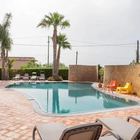 Libeccio With Shared Swimming Pool, At 200 Meters From The Beach, Solarium And Private Parking Vakantiehuis
