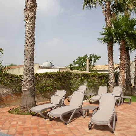 Libeccio With Shared Swimming Pool, At 200 Meters From The Beach, Solarium And Private Parking Avola