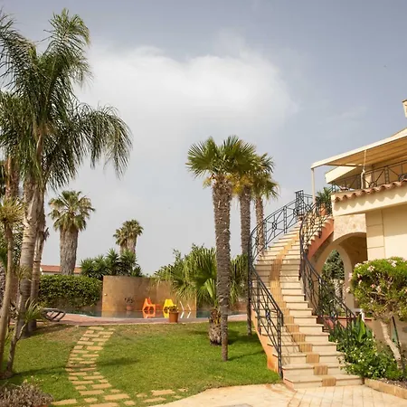 Libeccio With Shared Swimming Pool, At 200 Meters From The Beach, Solarium And Private Parking Vakantiehuis